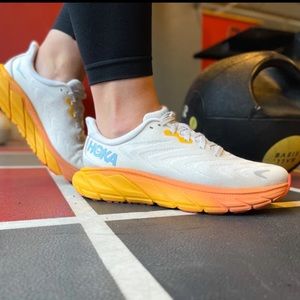 Hoka One One Arahi 6 Running Shoes in Nimbus Cloud / Blanc De Blanc Sz 7,5